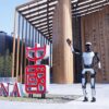 Robot umanoide cinese sostituisce la propria batteria e lavora 24 ore al giorno Robot umanoide cinese sostituisce la propria batteria e lavora 24 ore al giorno